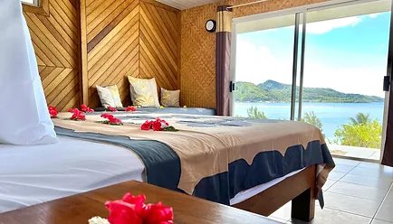 Pension Anahata à Taha’a – intérieur d'un bungalow en hauteur avec vue sur le lagon.