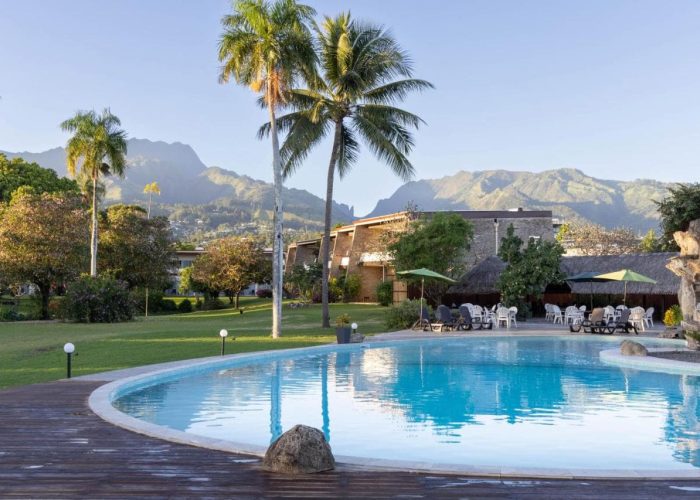 Vue piscine et montagne tahitienne en arrière-plan à Pirae - Hôtel Royal Tahitien 3*