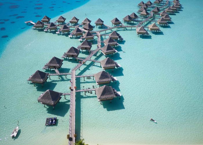 Vue aérienne bungalows et suites sur pilotis, lagon turquoise - Hôtel Intercontinental Bora Bora Le Moana Resort 4*