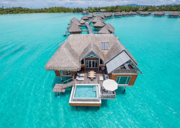 Vue villa Teremoana avec piscine sur pilotis, lagon turquoise - Hôtel Intercontinental Bora Bora Resort & Thalasso Spa 5*