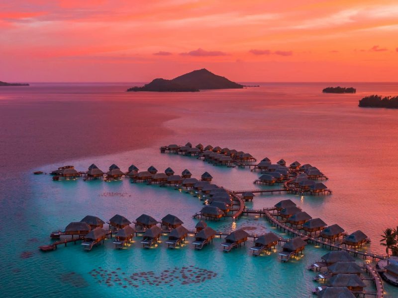 Vue aérienne des bungalows sur pilotis Hôtel Le Bora Bora by Pearl Resorts 4*, coucher de soleil