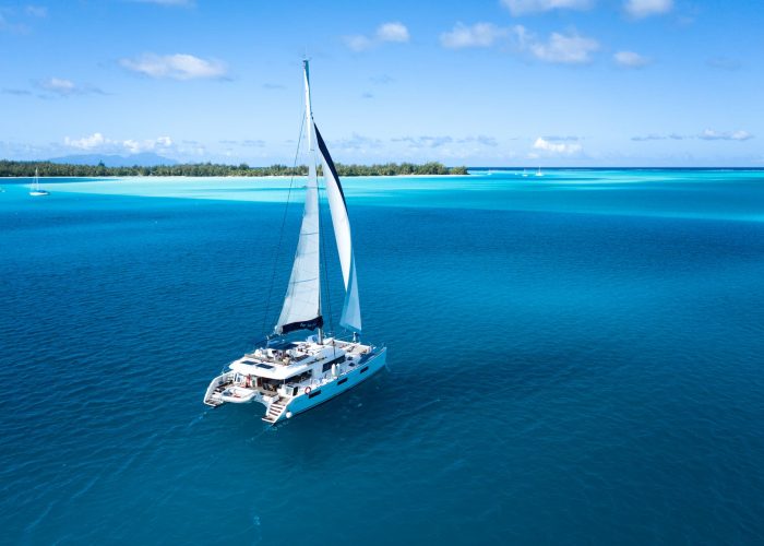 Vue aérienne d'un catamaran Lagoon 620 sur le lagon - Croisières cabines Dream Yacht Charter en Polynésie