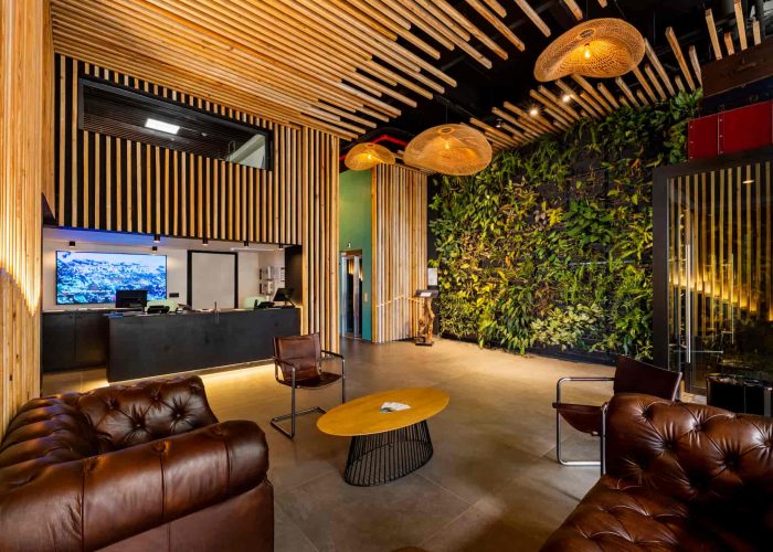 Vue intérieure du lobby, fauteuil en cuir et grand mur végétal - Hôtel Kon Tiki 3* à Papeete