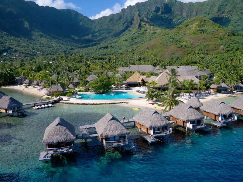 Vue générale bungalow premium sur pilotis, piscine et montagne - Hôtel Manava Beach Resort & Spa 4* à Moorea