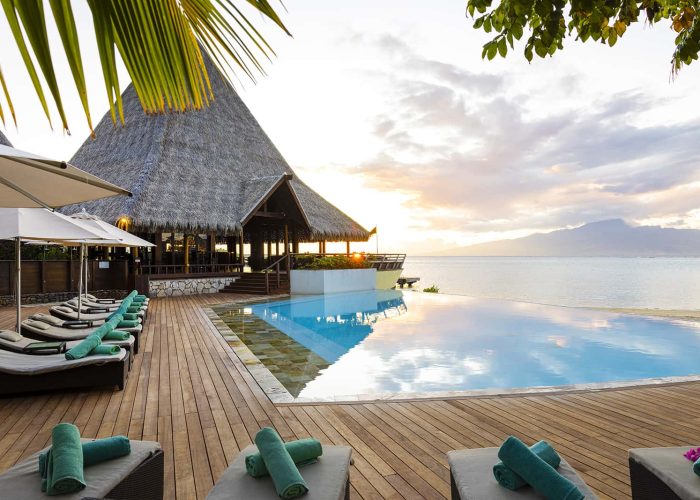 Vue piscine, lagon et au loin l'île de Tahiti - Hôtel Sofitel Kia Ora Moorea Beach Resort 5*
