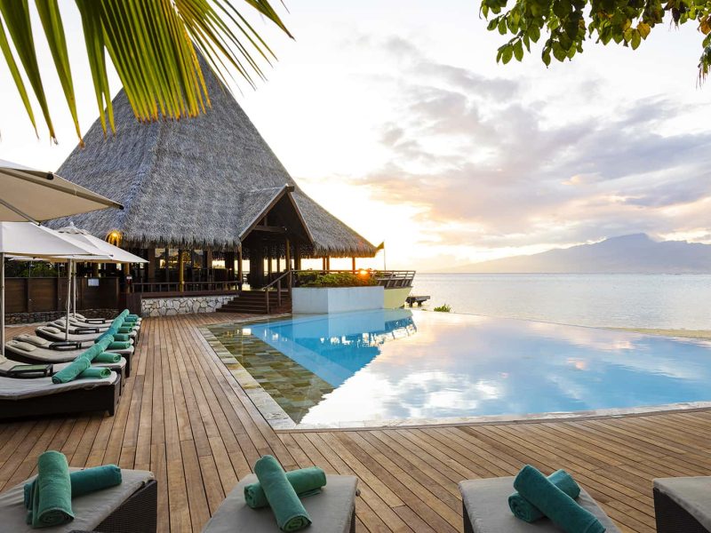 Vue piscine, lagon et au loin l'île de Tahiti - Hôtel Sofitel Kia Ora Moorea Beach Resort 5*