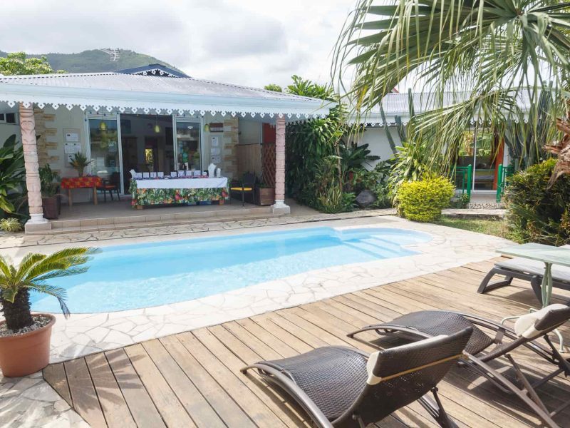 Vue de la piscine de la Pension Relais Fenua à Tahiti