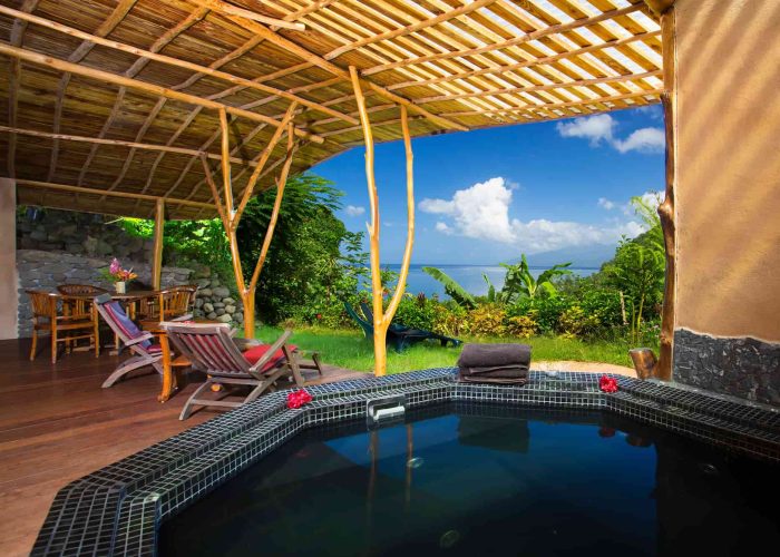 Vue dégagée sur le lagon et la montagne depuis le bungalow avec Spa de la Pension Vanira Lodge de Tahiti