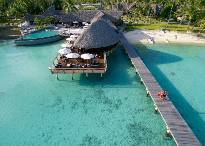 Vue aérienne du ponton, du bar Miki Miki, de la piscine et du lagon turquoise - Hôtel Kia Ora Resort & Spa 4* à Rangiroa