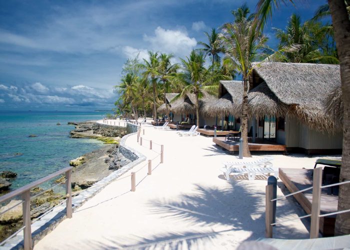 Vue générale des Bungalows lagon, sable banc et palmiers - Hôtel Maitai Rangiroa 3***