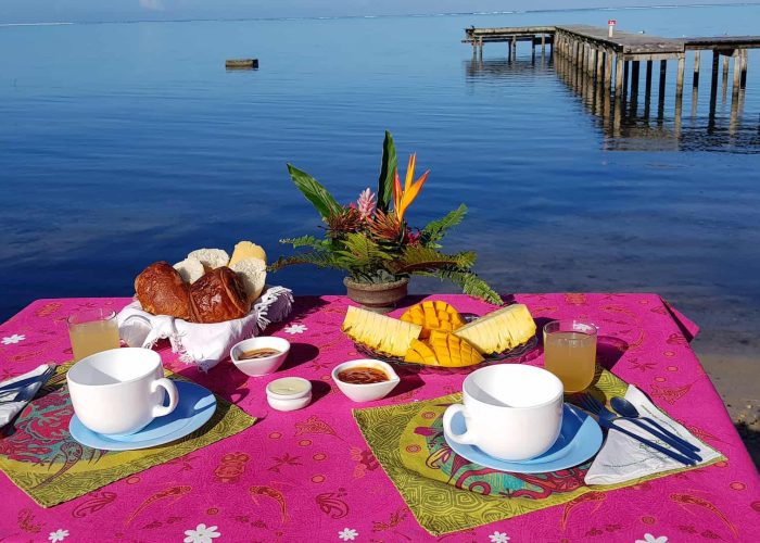 petit déjeuner continental à la Pension Linareva Moorea Beach Resort, vue sur le lagon de Moorea et ponton