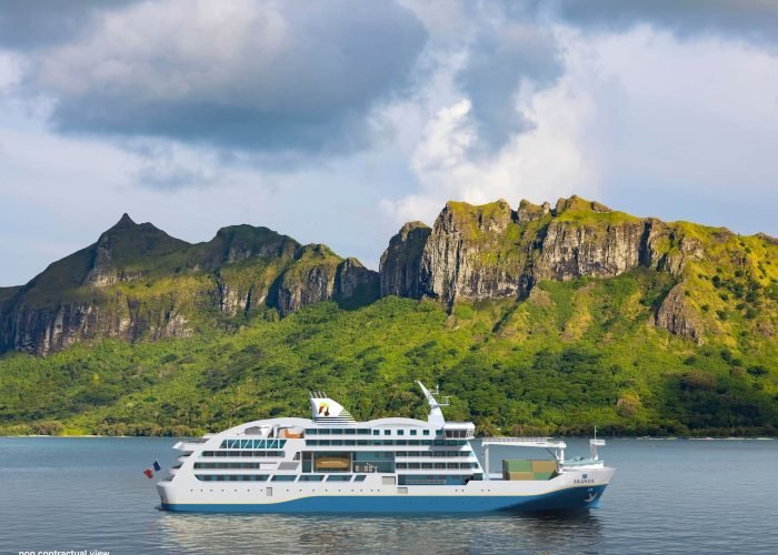 croisière Aranoa Polynésie - vue sur le coté du bateau avec montagne en arrière plan. photo de synthèse