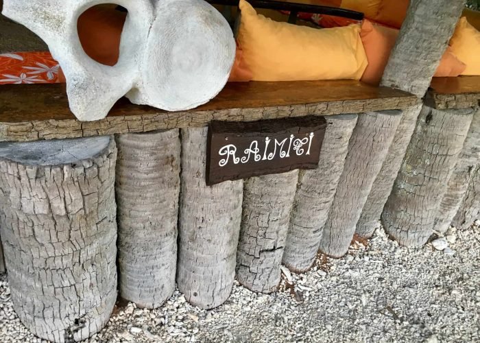 pension raimiti à fakarava sud - panneau en bois indiqué "Raimiti"