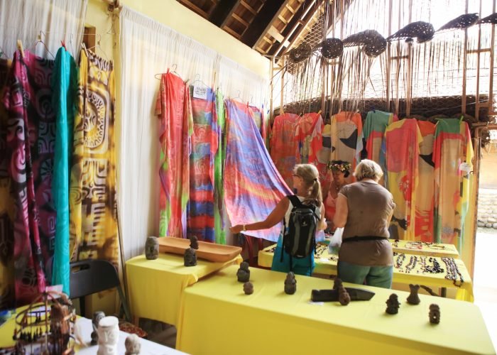 Hiva Oa - centre artisanal, deux femmes regardent des paréos