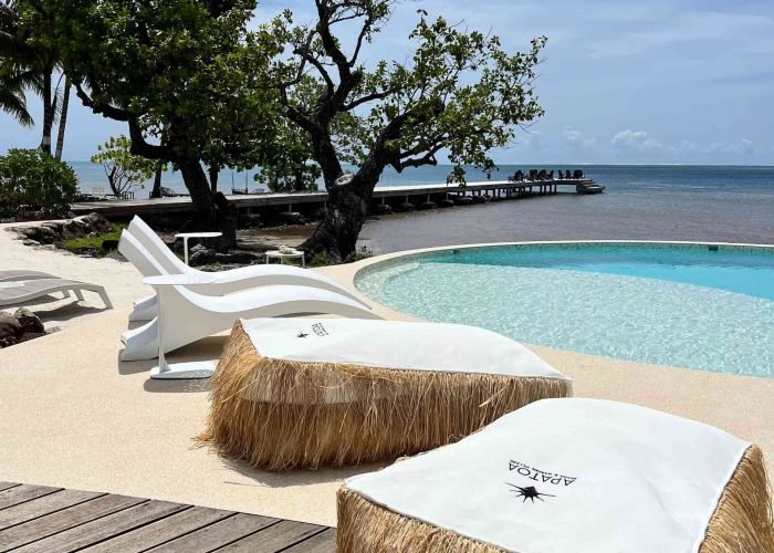 hôtel apatoa Raiatea - transats au bord de la piscine